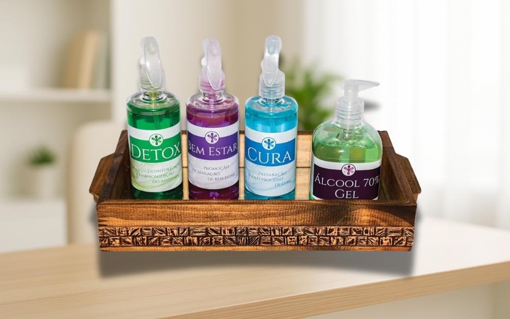 Frascos de essências Biokybernetik Smit organizados em bandeja de madeira