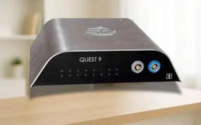 Equipamento Mandelay Q9 de biofeedback sobre superfície de madeira clara