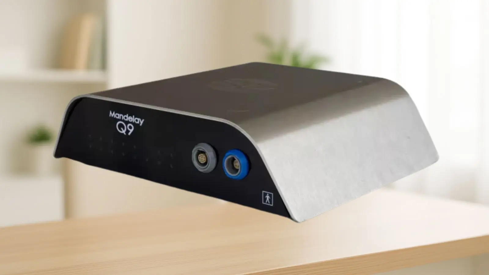 Equipamento Mandelay Q9 sobre mesa em ambiente claro