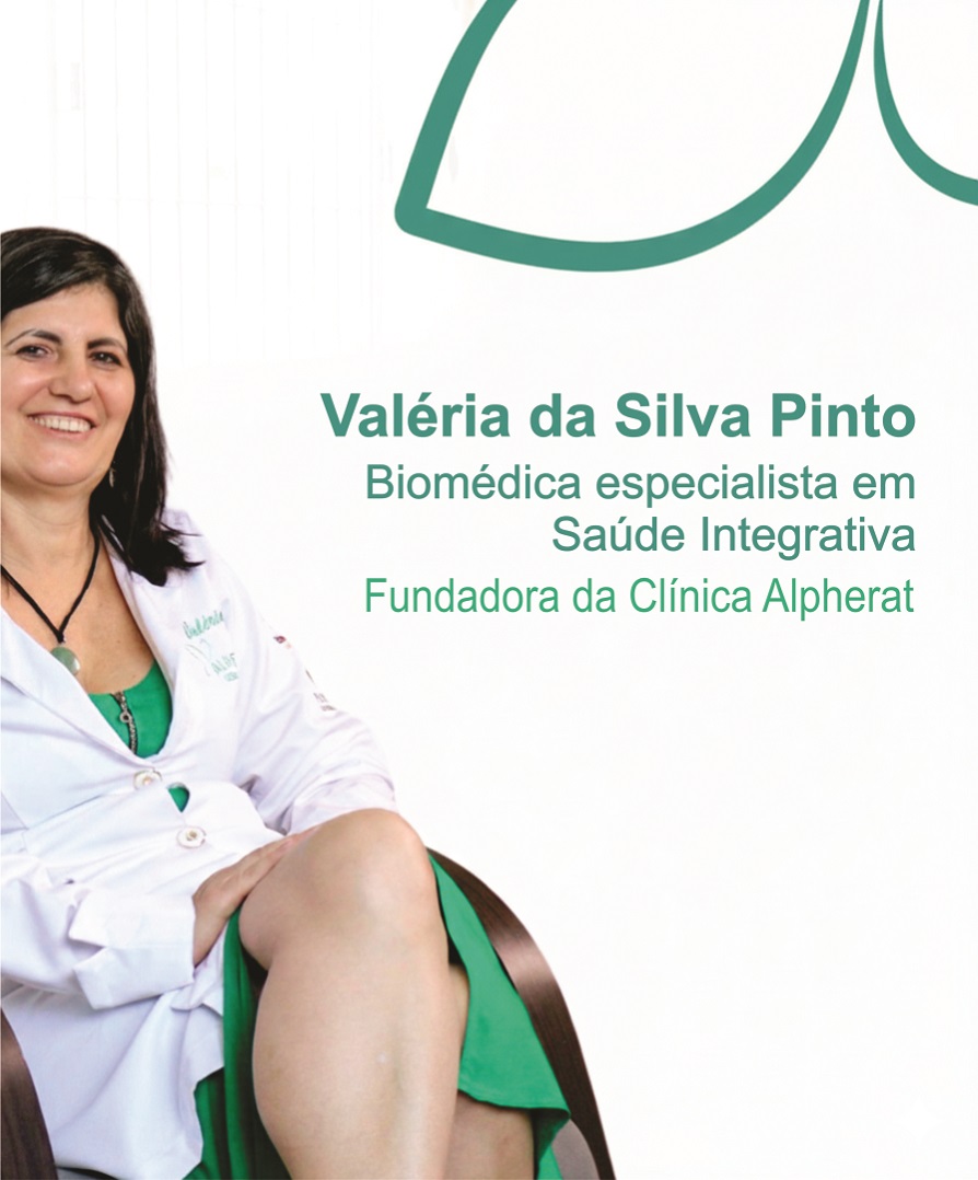 Retrato da biomédica Valéria da Silva Pinto, fundadora da Clínica Alpherat. Ela está sorridente, vestindo jaleco branco e blusa verde, sentada em uma poltrona. Ao fundo, um grafismo em tons de verde oliva em um cenário minimalista.